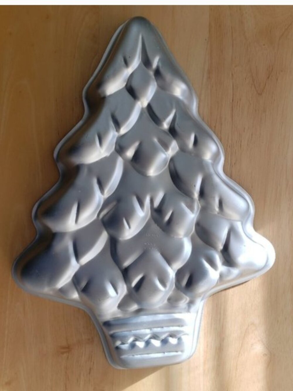 EUC Wilton Christmas tree cake pan